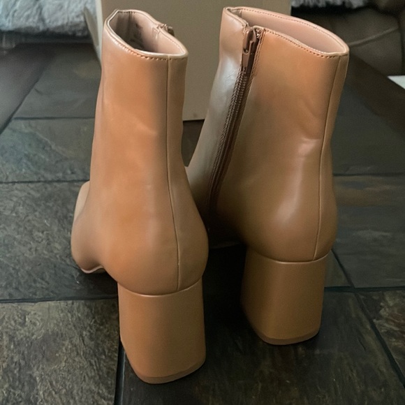 Journee Collection Haylinn Tan Zip up bootie- Tru Comfort Foam Insole- size 8.5 - Picture 4 of 13